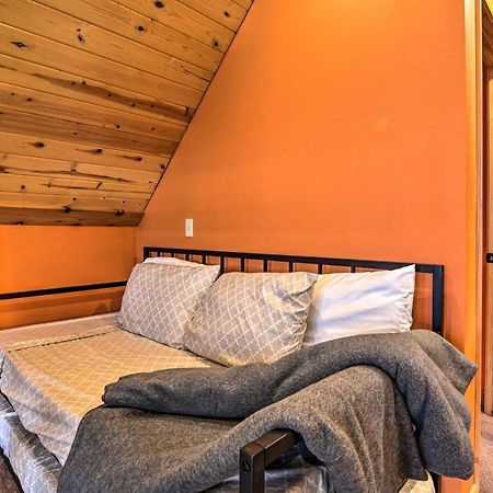 Spacious Log Cabin With Fire Pit And Game Room! ユリーカ・スプリングス エクステリア 写真