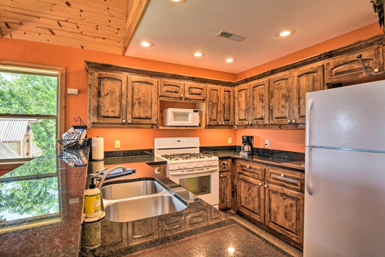 Spacious Log Cabin With Fire Pit And Game Room! ユリーカ・スプリングス エクステリア 写真