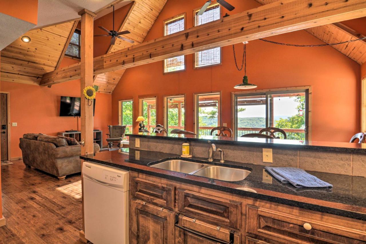 Spacious Log Cabin With Fire Pit And Game Room! ユリーカ・スプリングス エクステリア 写真
