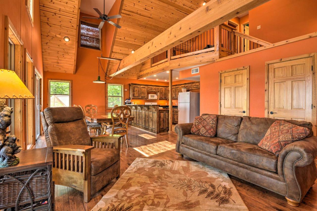 Spacious Log Cabin With Fire Pit And Game Room! ユリーカ・スプリングス エクステリア 写真