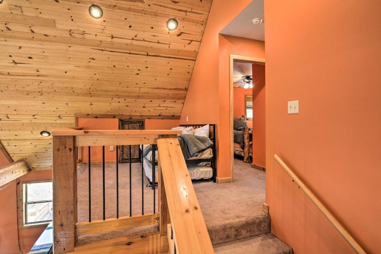 Spacious Log Cabin With Fire Pit And Game Room! ユリーカ・スプリングス エクステリア 写真