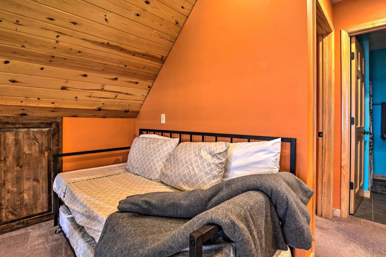 Spacious Log Cabin With Fire Pit And Game Room! ユリーカ・スプリングス エクステリア 写真