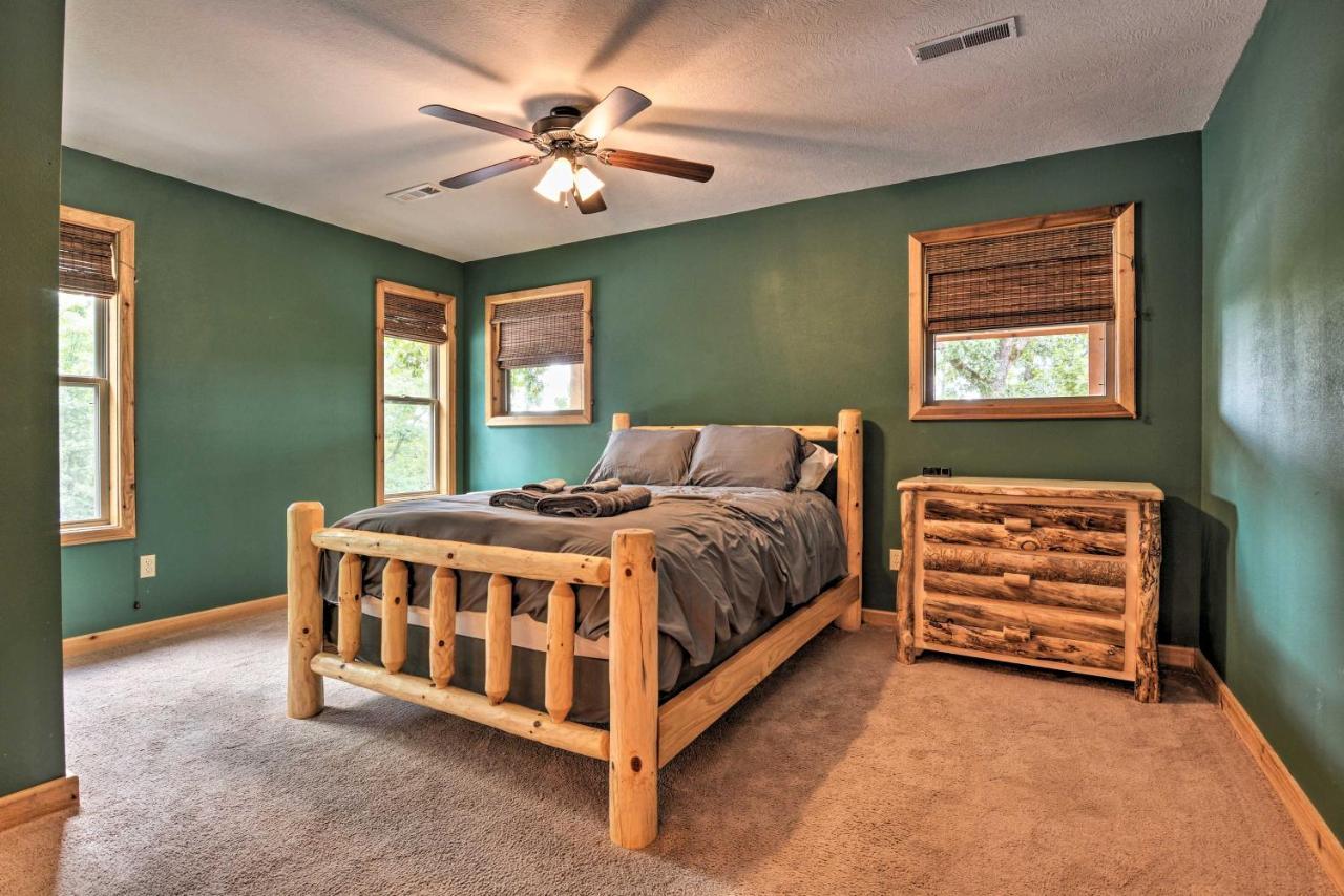 Spacious Log Cabin With Fire Pit And Game Room! ユリーカ・スプリングス エクステリア 写真